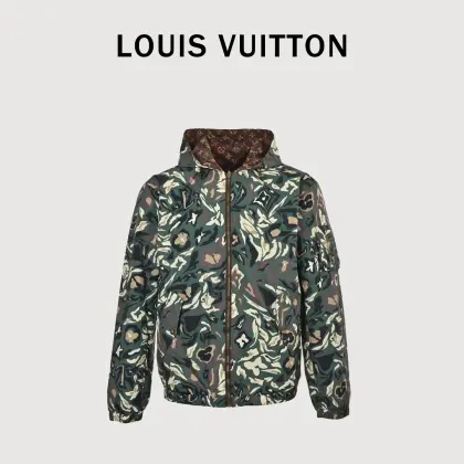 LOUIS VUITTON/路易威登 迷彩老花双面穿冲锋衣夹克外套 原版23000购入,双面穿夹克,两种风格随意切换,款式不需多说,低调奢华,双面都带走1V经典元素,宽松版型,上身休闲舒适.纯色面为软壳冲锋衣款,纯色简单款,仅胸口真皮装饰,里外五金全部双面刻字,原版一致去定制定染.衣身同色无色差,工费昂贵.里布为真丝提花面布,经典满幅logo提花工艺,全部需要织上去,工艺成本极高.